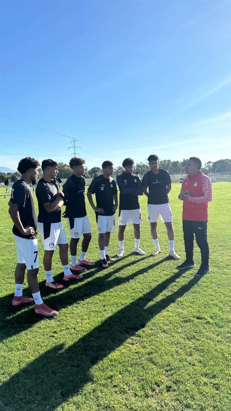 حسين عبداللطيف يوجه نصائح فنية للاعبي منتخب الناشئين، فيتو