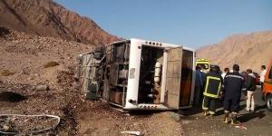 رفع آثار حادث انقلاب أتوبيس على طريق "دهب – نويبع" وبدء التحقيقات