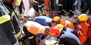 لحظة انتشال جثة طبيبة سبعينية من أسفل عقار المنيا المنهار (صور)