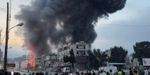 استشهاد شخص وإصابة اثنين آخرين إثر غارة إسرائيلية استهدفت سيارة جنوبي لبنان