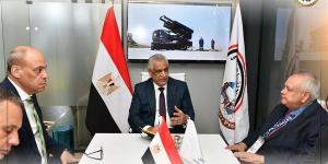 وزير الإنتاج الحربي يلتقي الرئيس التنفيذي لـ "تاليس" العالمية بجناح الوزارة بمعرض العلمين الدولي للطيران والفضاء