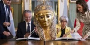 عمره أكثر من ألفى عام.. سويسرا تعيد قناع جنائزى لمصر