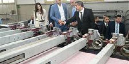 وزير الصناعة يتفقد مصنعين للصناعات النسيجية والتريكو والصباغة والطباعة والتجهيز بالمنطقة الصناعية الرابعة