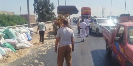 انقلاب حمولة سيارة نقل أعلى كوبري قها بالطريق الزراعي (صور)