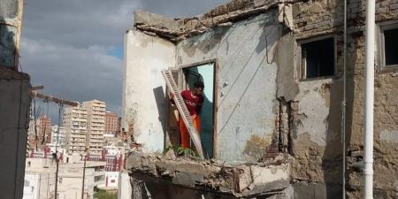 محافظة الإسكندرية تنفي مصرع سيدة وابنتها في انهيار عقار محرم بك