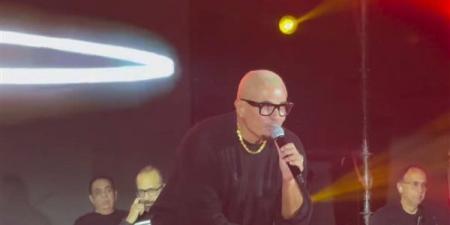 عمرو دياب يفاجئ جمهوره في حفل مول مصر بقرار غير مسبوق (فيديو)