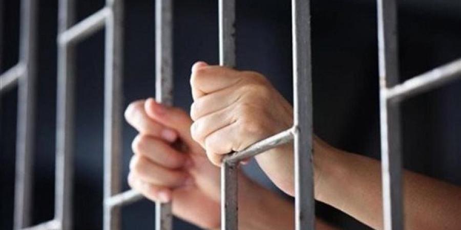 رفضوا يشتروا لي موبايل، اعترافات صادمة لعاطل تعدى على والدته وشقيقته بالضرب في المنيا (فيديو)