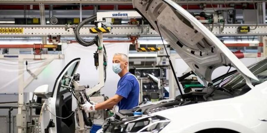 طلبات المصانع الألمانية ترتفع بأكثر من المتوقع للشهر الثالث