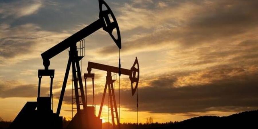 النفط يتجه لتسجيل مكسب أسبوعي يتجاوز 8%