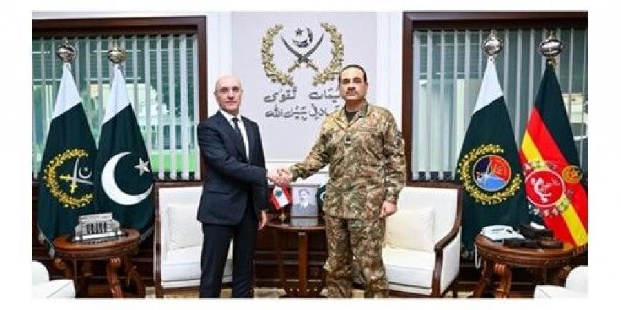 وزير الداخلية يبحث مع قائد الجيش الباكستاني مشاركة بلاده في مؤتمر الدعم العسكري للبنان في باريس