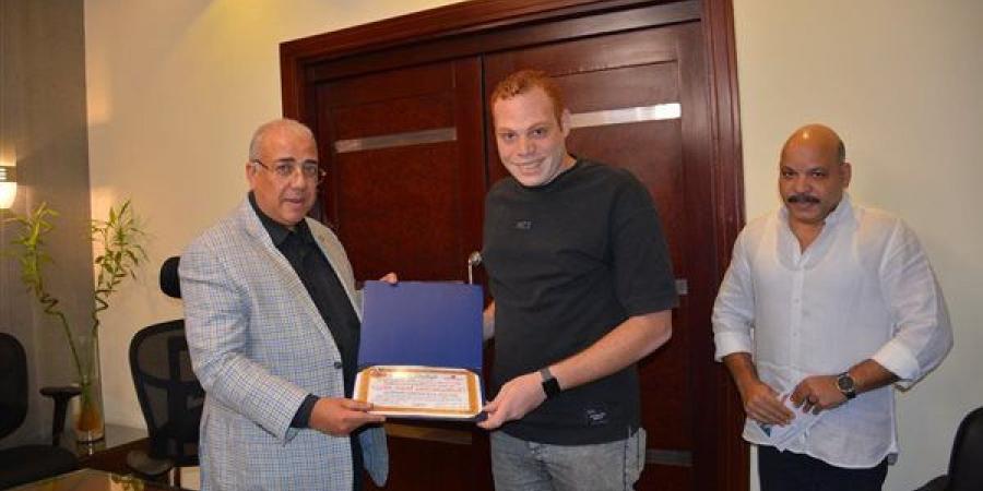 شركة المترو تكرم صراف تذاكر بمحطة كلية الزراعة نظير أمانته