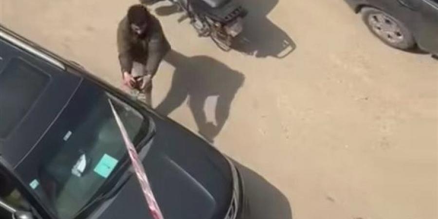 "بيكسر العربيات"، أهالي عزبة النخل يناشدون الداخلية لضبط شخص يعتدي على المواطنين