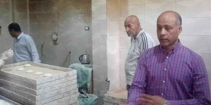 وكيل التموين بقنا يتفقد سير العمل بالمخابز ومحطات الوقود في الوقف (صور)
