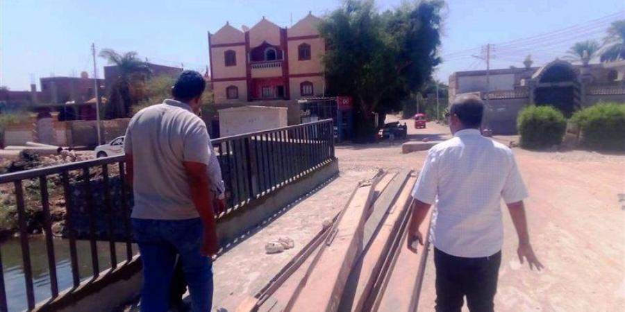 الانتهاء من تركيب الحواجز الحديدية بكوبري البلابيش تمهيدا لافتتاحه في سوهاج