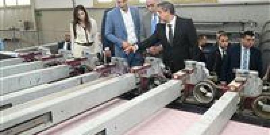 وزير الصناعة يتفقد مصنعين للصناعات النسيجية والتريكو والصباغة والطباعة والتجهيز بالمنطقة الصناعية الرابعة