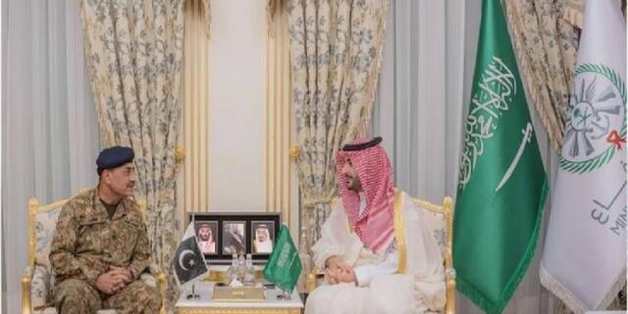 وزير الدفاع السعودي وقائد الجيش الباكستاني يبحثان مواجهة الاعتداءات على مكة