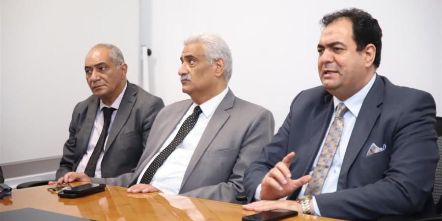 نائب رئيس مصلحة الجمارك يتفقد منظومة تفتيش الركاب بمطار القاهرة (صور)