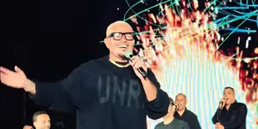 عمرو دياب يتألق بأغاني ألبومه الجديد في مول مصر (فيديو)